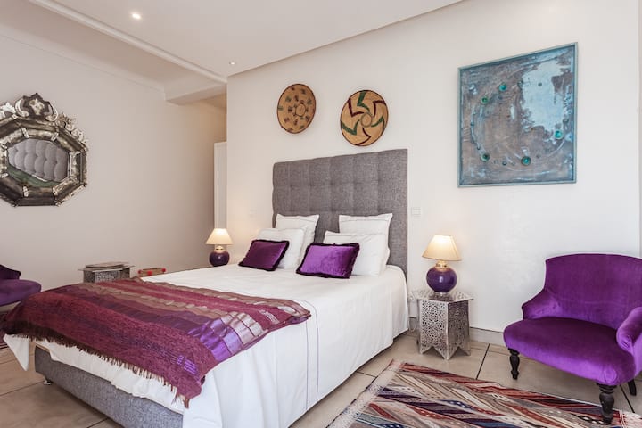 # KASBAH
suitë me krevat dopio të rehatshëm (160 x 200 cm), pasqyrë të vjetër veneciane dhe kolltuqe tradicionale. Pamje nga oborri, banjë private tadelakt, ajër i kondicionuar, televizor dhe kasafortë. Sharmi autentik i Marakeshit për një qëndrim të paharrueshëm.