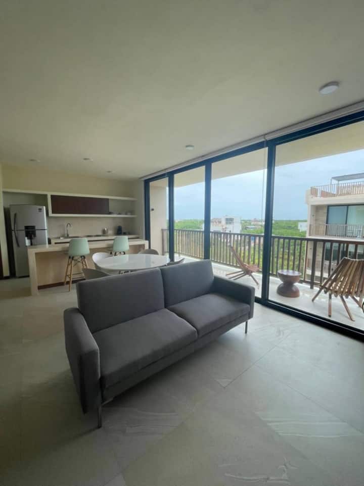 Oddýchnite si štýlovo v našej priestrannej obývačke s útulnou rozkladacou pohovkou, televízorom s plochou obrazovkou a svetlým, priestranným prostredím.