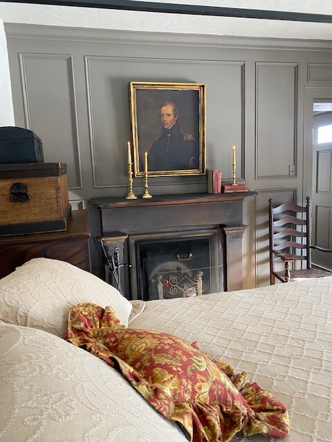 Красива голяма спалня 1 на по - ниското ниво на фермата от 1850 г.  Разполага с прекрасен кът за сядане, отделен от камерата, и щедра баня.