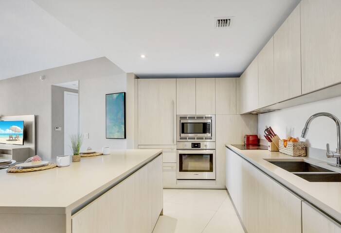 Luxury 2 BR Ocean View Amazing Pool On The Beach! gallery image 5