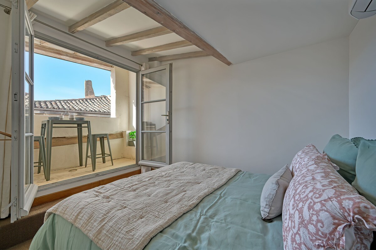 ห้องนอนที่ 2 มองเห็นระเบียงพร้อมเตียงคู่ขนาด 160 ซม. และเครื่องปรับอากาศ