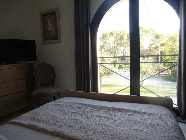 Spálňa s manželskou posteľou a výhľadom na bazén 