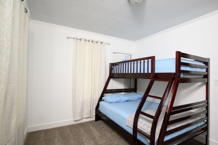 双人床，双人床。 灯是无绳的，触摸控制有3种颜色模式。 