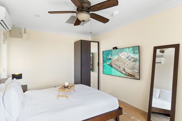 Slaapkamer met spiegel en ruime kast.