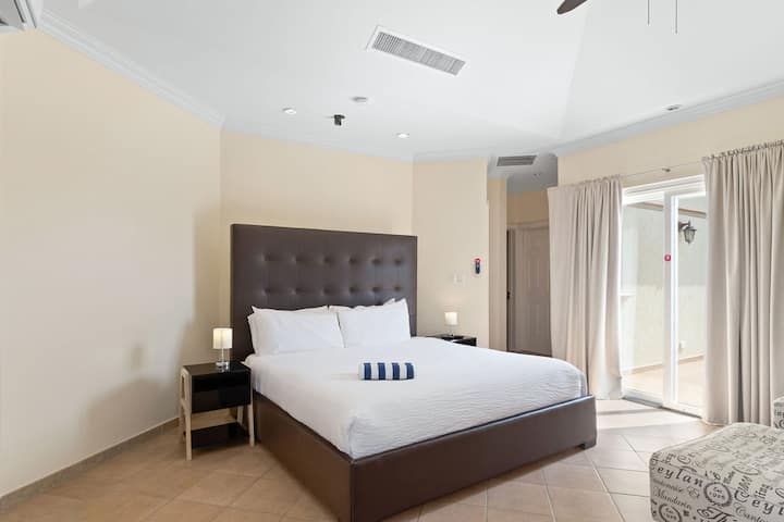 Slaapruimte met airconditioning voor comfort.