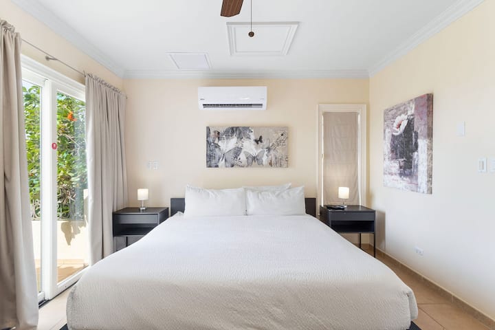 Slaapruimte met airconditioning voor comfort.