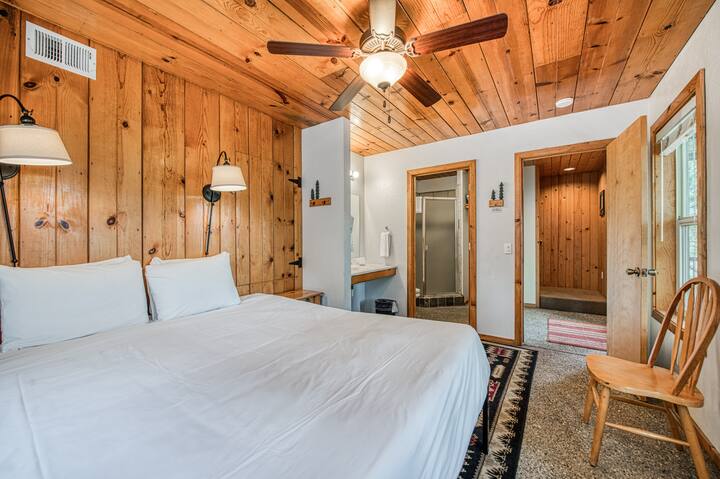 寝室1はキャビンの1階にあり、キングサイズベッドと専用バスルームが備わっています。 