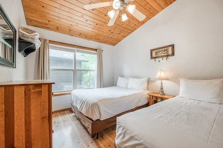 寝室2はキャビンの2階にあり、フルサイズのベッドが2台あります