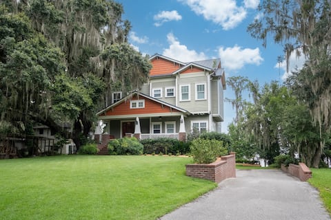 Large Lake House: 7 BR / 6 Bath