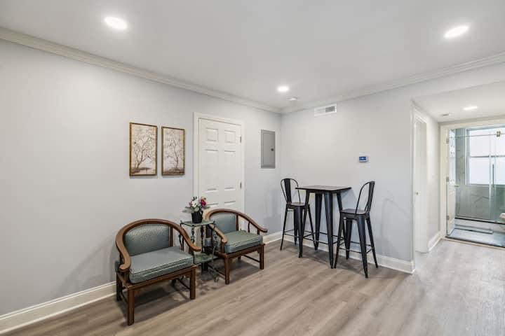 @Center City 1-br Apt With Balcony - Philadelphia