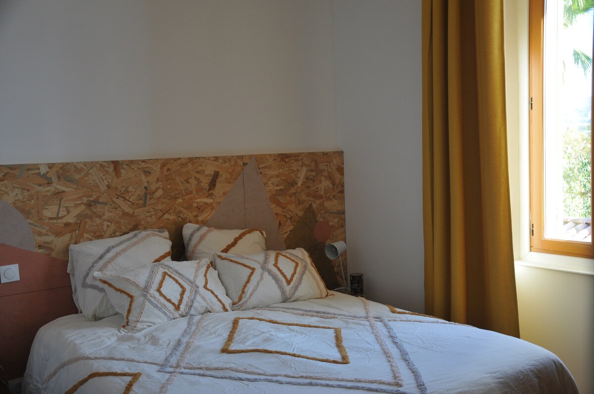 ขอต้อนรับสู่ห้องนอนด้านลานบ้านซึ่งเป็นห้องนอนที่เข้าแถวกัน