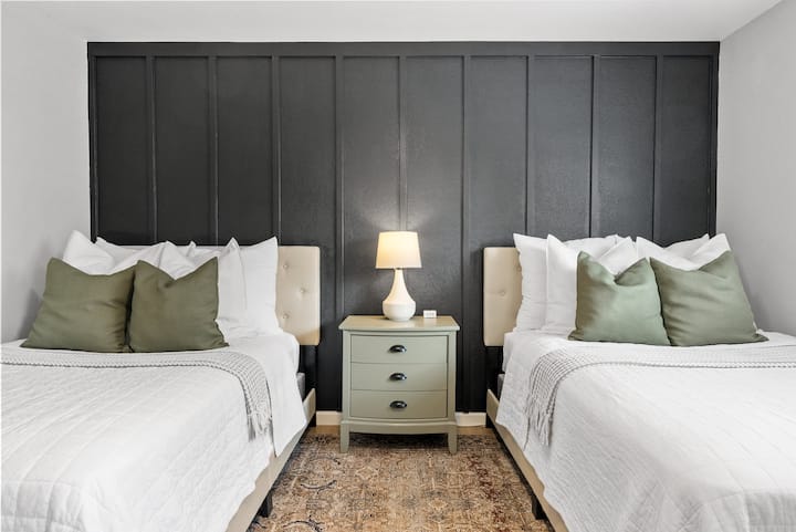 - ห้องน้ำในตัว
- ตู้เสื้อผ้าแบบวอล์กอิน
- เตียงใหญ่ 2 เตียง
- เครื่องปรับอากาศ/เครื่องควบคุมความร้อนอิสระ
- สมาร์ททีวี
- วิวป่า