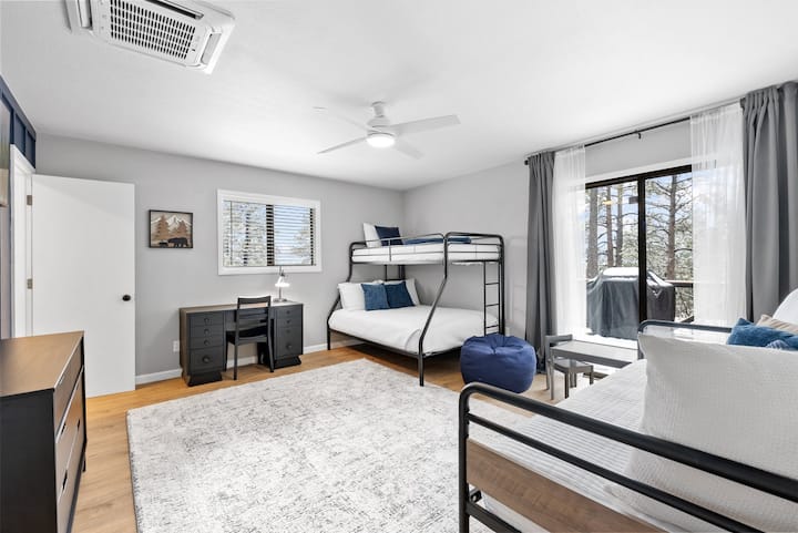 - ห้องน้ำในตัว
- ตู้เสื้อผ้าแบบวอล์กอิน
- ทางเข้าดาดฟ้า
- เตียงสองชั้นพร้อมเตียงเดี่ยวด้านบนและด้านล่างเต็มรูปแบบ
- เตียงนอนเล่นขนาดใหญ่
- โต๊ะทำงาน
- ของเล่นและเกมสำหรับเด็ก
- เครื่องปรับอากาศ/เครื่องควบคุมความร้อนอิสระ
- สมาร์ททีวี
- วิวป่า