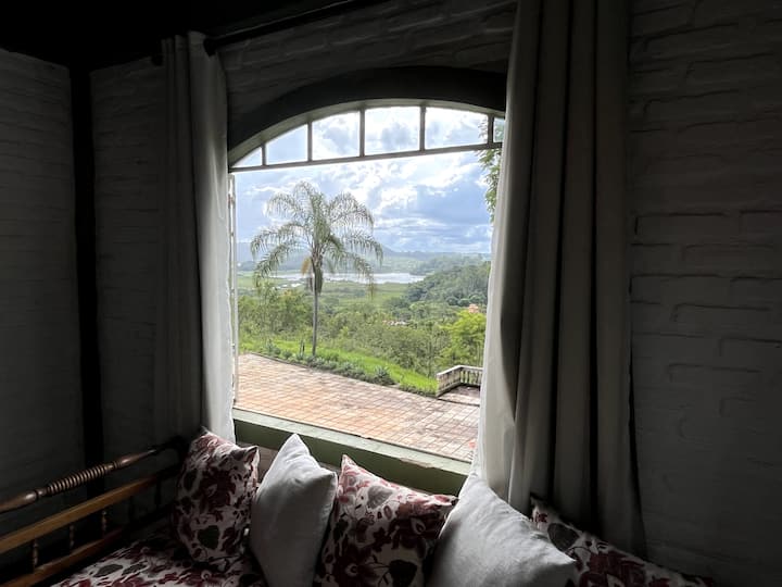 Ეს ოთახი მე-2 სართულზეა. Მას აქვს პრივილეგირებული ხედი, აქვს გაყოფილი კონდიცირება და ტელევიზორი Apple TV-ით.