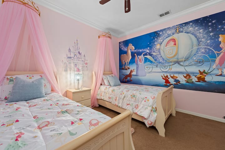 Princess Bedroom: Enchanting decor and whimsical mural to inspire magical dreams!