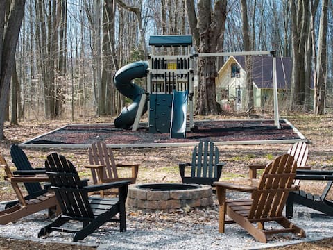 4BR w/ Sauna, Playground, Gameroom - secs to Boyne