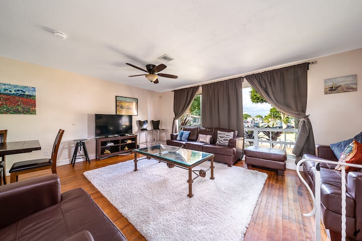 Stunning 2-story Home 5 Brs With Heated Pool - Pembroke Pines, FL