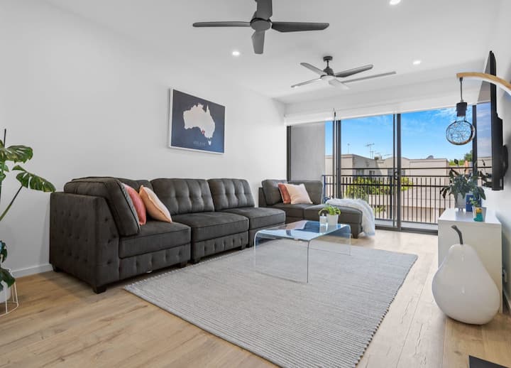 Huge Luxury 3 Bed 3 Bath-free Garage Parking! - Adelaide