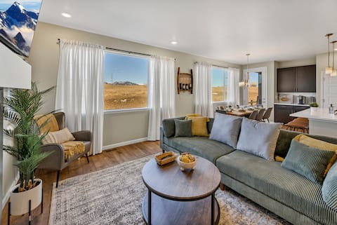 Spacious 5BR Getaway | Mountain Views + Games