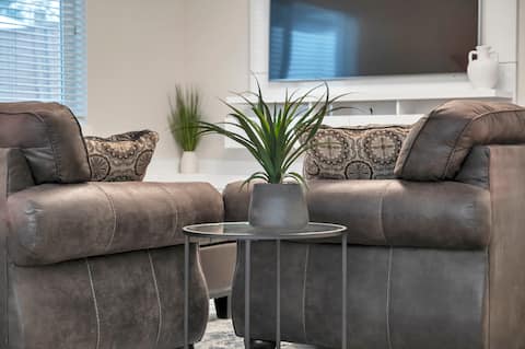 Top Airbnb: *Monthly Discounts* 2 bedroom Park Forest Suite in Campbell River