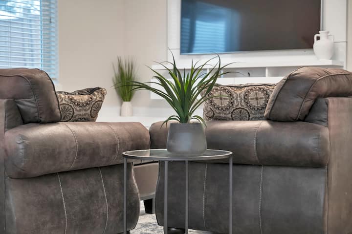 *Monthly Discounts* 2 Bedroom Park Forest Suite - Vancouver Island