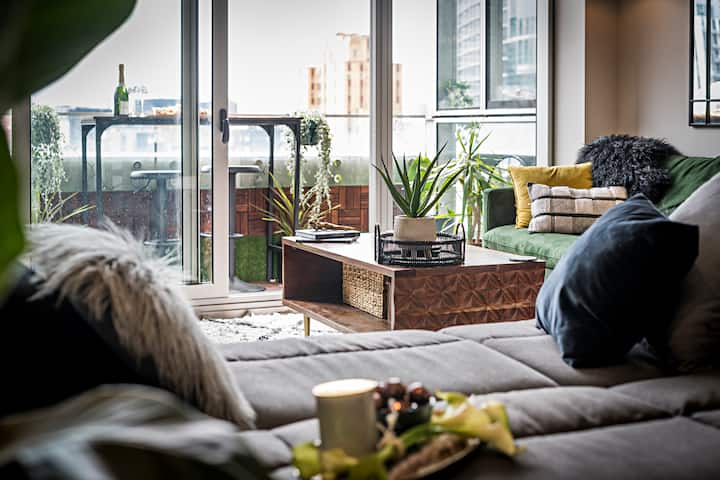 Chic City Pad | Balcony, Pool, Gym, Parking - Melbourne
