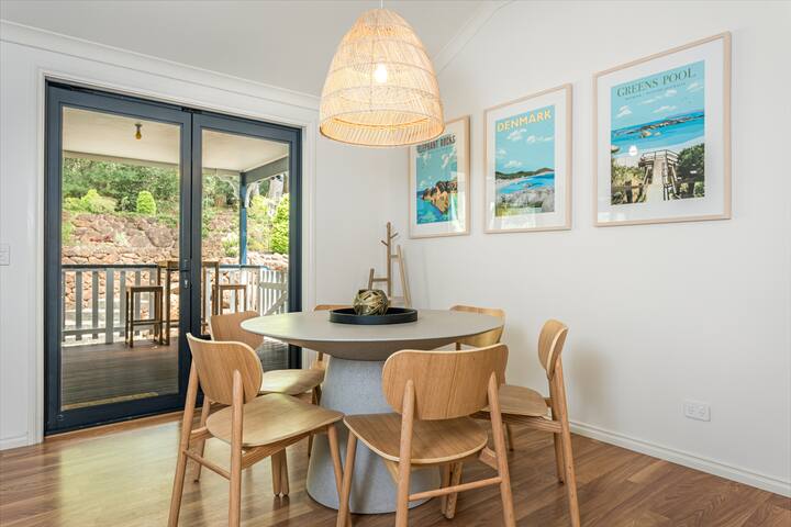 Oceanview Luxury Retreat Amongst the Trees gallery image 4