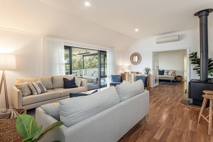 Oceanview Luxury Retreat Amongst the Trees gallery image 5