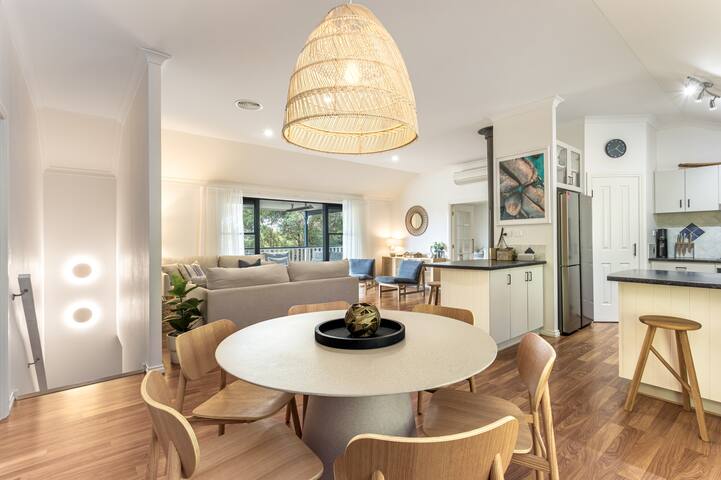 Oceanview Luxury Retreat Amongst the Trees gallery image 3