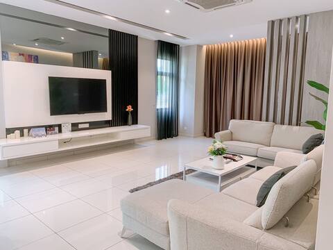 10 - 12 pax Modern Retreat with Elevator