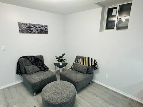 Top performing Airbnb: Spacious 2 Bedroom Home w/ parking & laundry in Mississauga