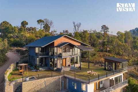Savara A 5BR Luxury Villa in Kasauli W/Glass House