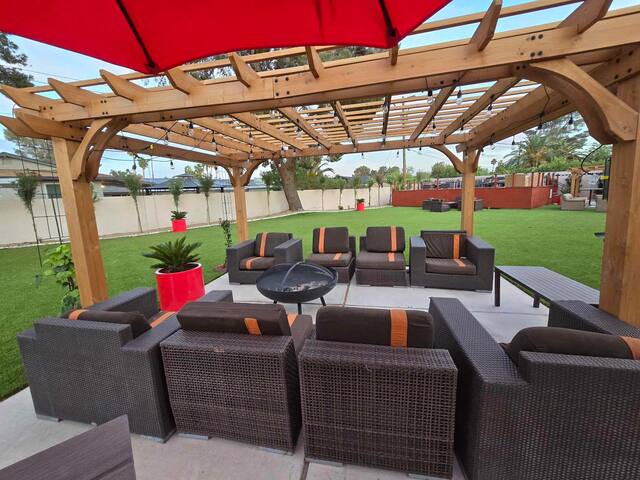 Vegas 7BR Retreat Once Home to a Magician gallery image 2