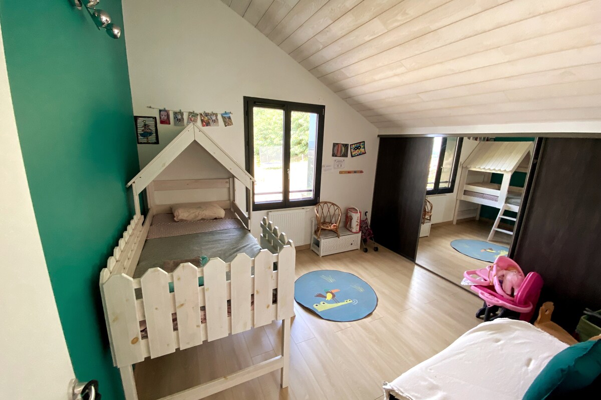 Მწვანე ოთახი, მაღლა, მაგიდა საწოლი სალონში 90*200.