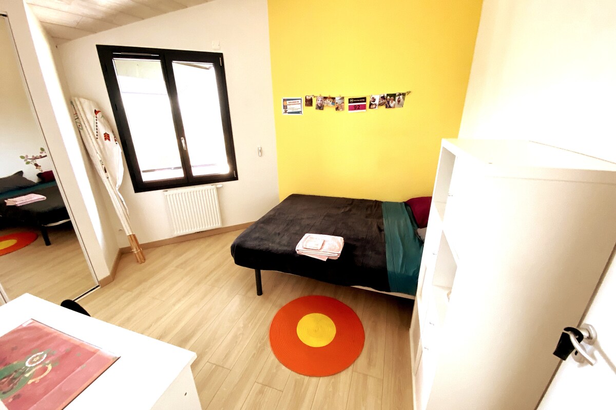 Ყვითელი ოთახი, მაღლა, 160*200 საწოლი, ოფისი