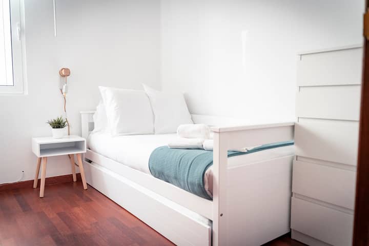 ДВОКРЕВЕТНА СОБА - ДВОКРЕВЕТНА ЕДИНЕЧНА: 
Двокреветна соба со кревет со димензии 90 x 190 см. Природна светлина и надворешна вентилација. Удобно складирање.