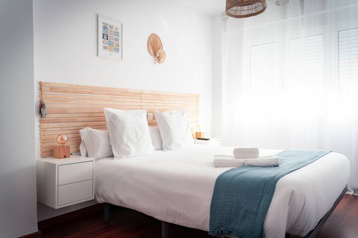 ГЛАВНА ДВОКРЕВЕТНА СОБА:
Главна спална соба со брачен кревет (широк 160 x 200 см): има надворешна вентилација, природна светлина и греење. Простор за складирање со плакар и 32-инчен телевизор.