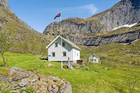Reinefjorden Cottage (Queen Room) Access via Ferry