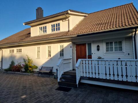 5 bedroom home in quiet surroundings close to the city centre