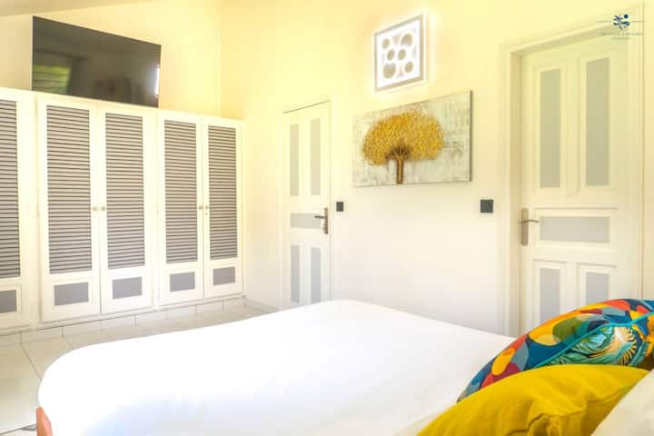 Spavaća soba 3 s TV-om i klima-uređajem, bračnim krevetom (160x200) i vlastitom kupaonicom