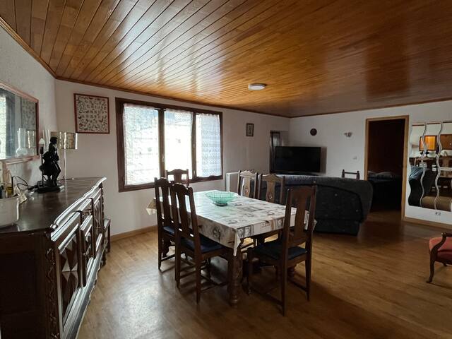 Leistungsstarkes Airbnb: 8-bed apartment in the heart of the village. in Saint Pierre Dels Forcats