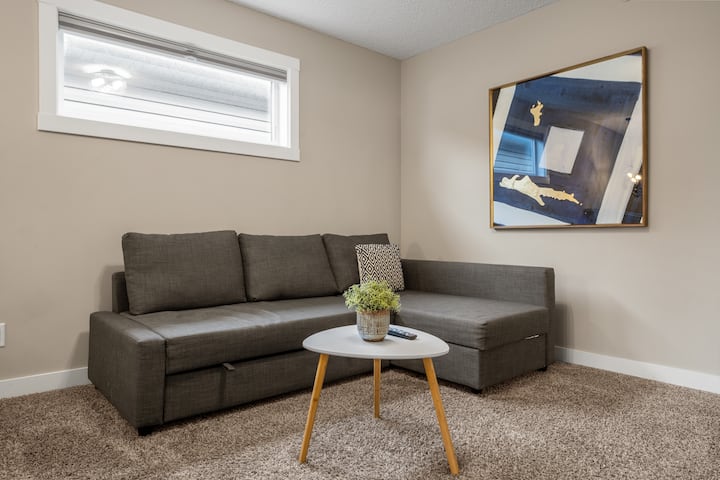 ¡La elegancia de la ciudad se encuentra con un retiro acogedor! Relájate en un lujoso sofá, disfruta del entretenimiento de la televisión INTELIGENTE y sumérgete en el elegante ambiente de nuestra sala de estar. ¡Reserva para una escapada de moda!