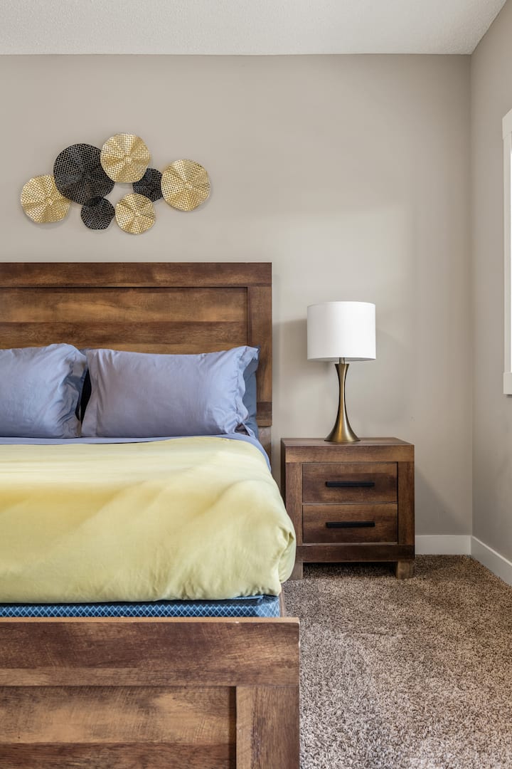 ¡Relájate con estilo! Relájate en una cama de dos plazas, disfruta de la comodidad de un baño adjunto, mantente productivo en el espacio de trabajo dedicado y saborea momentos en tu patio/balcón privado.