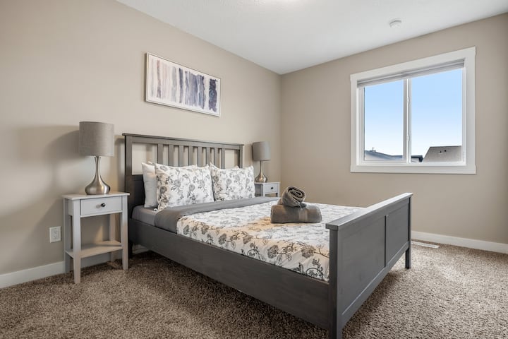 ¡Noches tranquilas, detalles detallados! Nuestro dormitorio cuenta con una cómoda cama tamaño queen, mesas auxiliares con lámparas y acceso a un baño compartido. Mantente organizado con un generoso armario para guardar tus pertenencias.