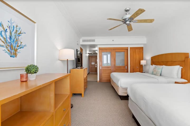 Ნათელი და მიმზიდველი საძინებელი ორი კომფორტული ორადგილიანი საწოლით, ჭერის ვენტილატორით გრილი ნიავისთვის და მშვიდი დეკორით, რომელიც განტვირთვასა და განტვირთვაში დაგეხმარებათ.