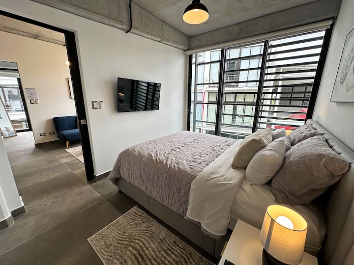 نافذة كبيرة في غرفة النوم الرئيسية 