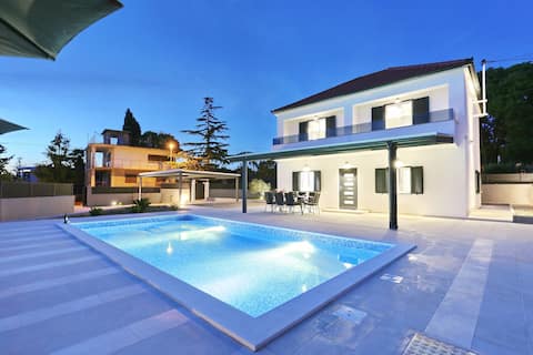 Villa Lovre with heated pool & free bikes
