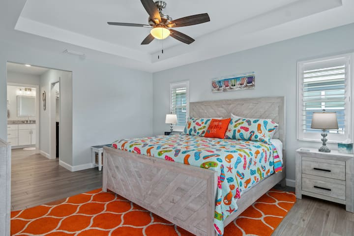 Chumba cha kulala cha kiwango cha juu kilicho na kitanda aina ya king na bafu la chumbani.