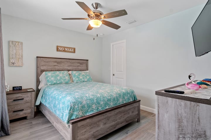 Chumba chetu cha kulala cha pili kina kitanda aina ya queen, kabati kubwa la kuingia na televisheni ya Roku yenye urefu wa inchi 45.  Pia ina mwonekano mzuri wa lanai.