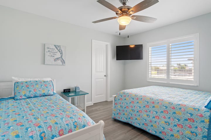 Chumba chetu cha kulala cha tatu kina kitanda aina ya queen, kitanda pacha na televisheni ya Roku yenye urefu wa inchi 45.  Vivuli pia ni vivuli vya kuzima ili uweze kulala likizo!